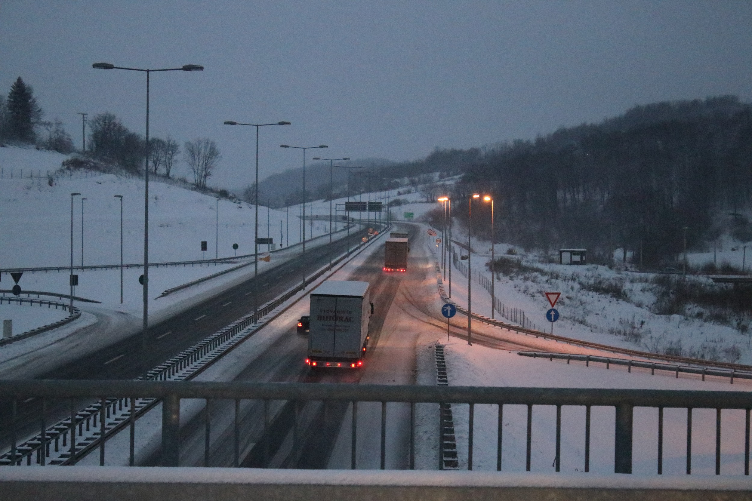 На аутопуту Љиг - Прељина: Снег успорава саобраћај