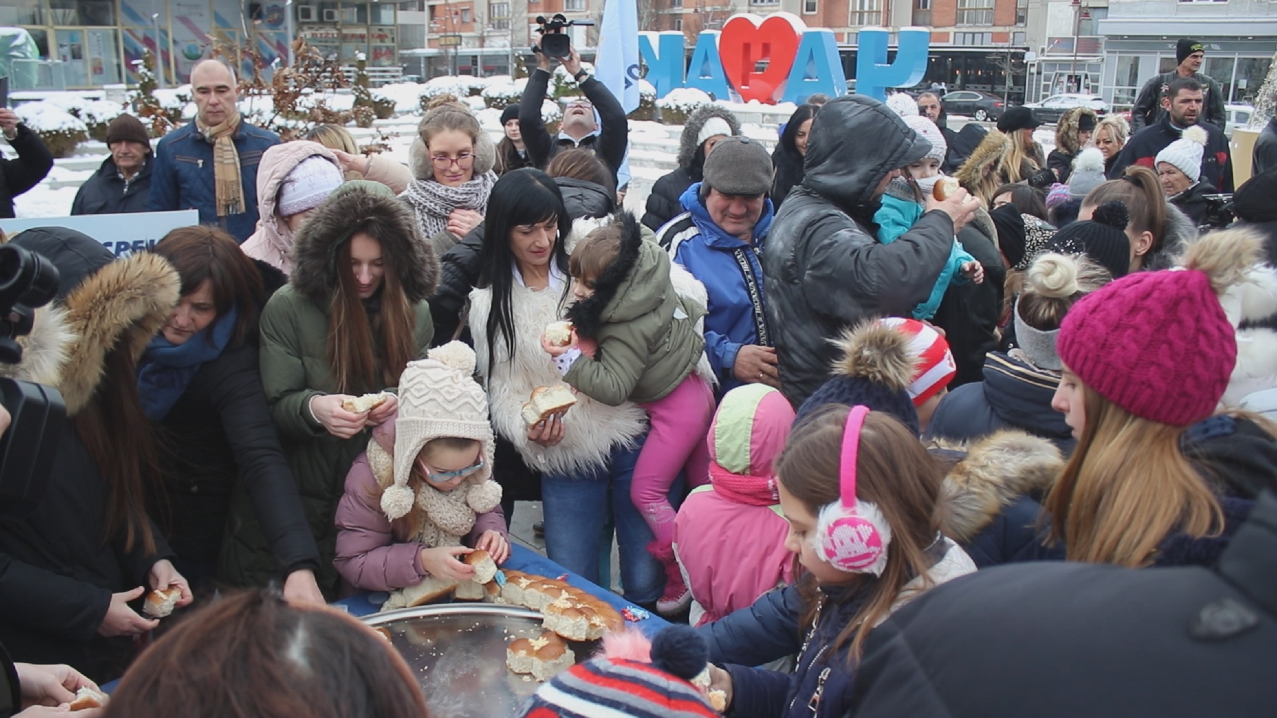 Браћу хоће златници