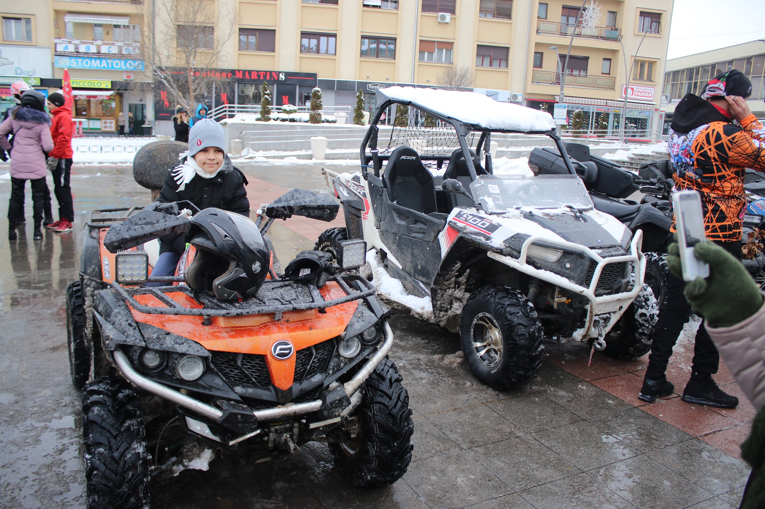Мотористи, фијакери и трактори на улицама Чачка, Божићном вожњом традиционлано обележен празник