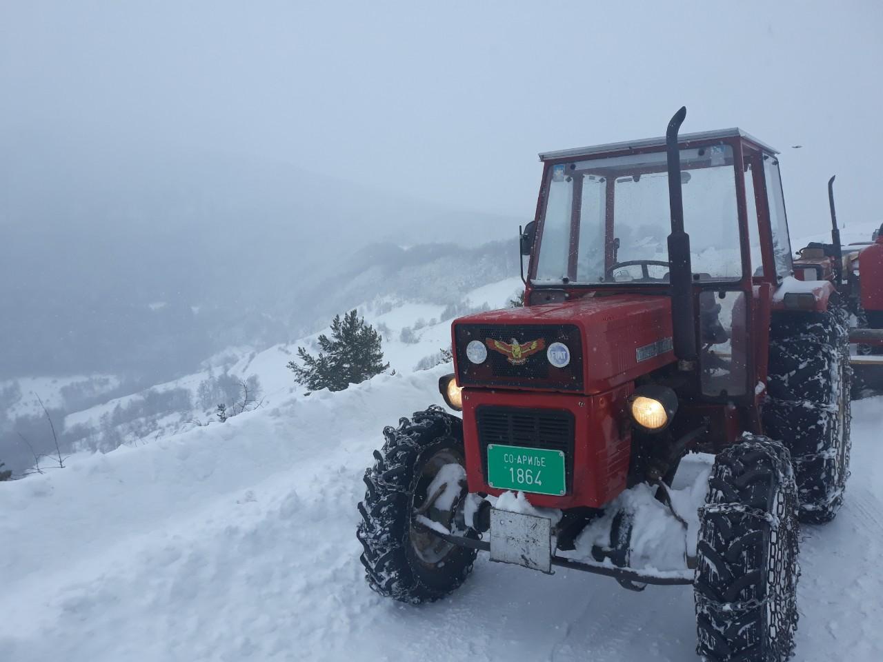 У ивањичким селима преко пола метра снега, ђаци се ипак пробили до школе 