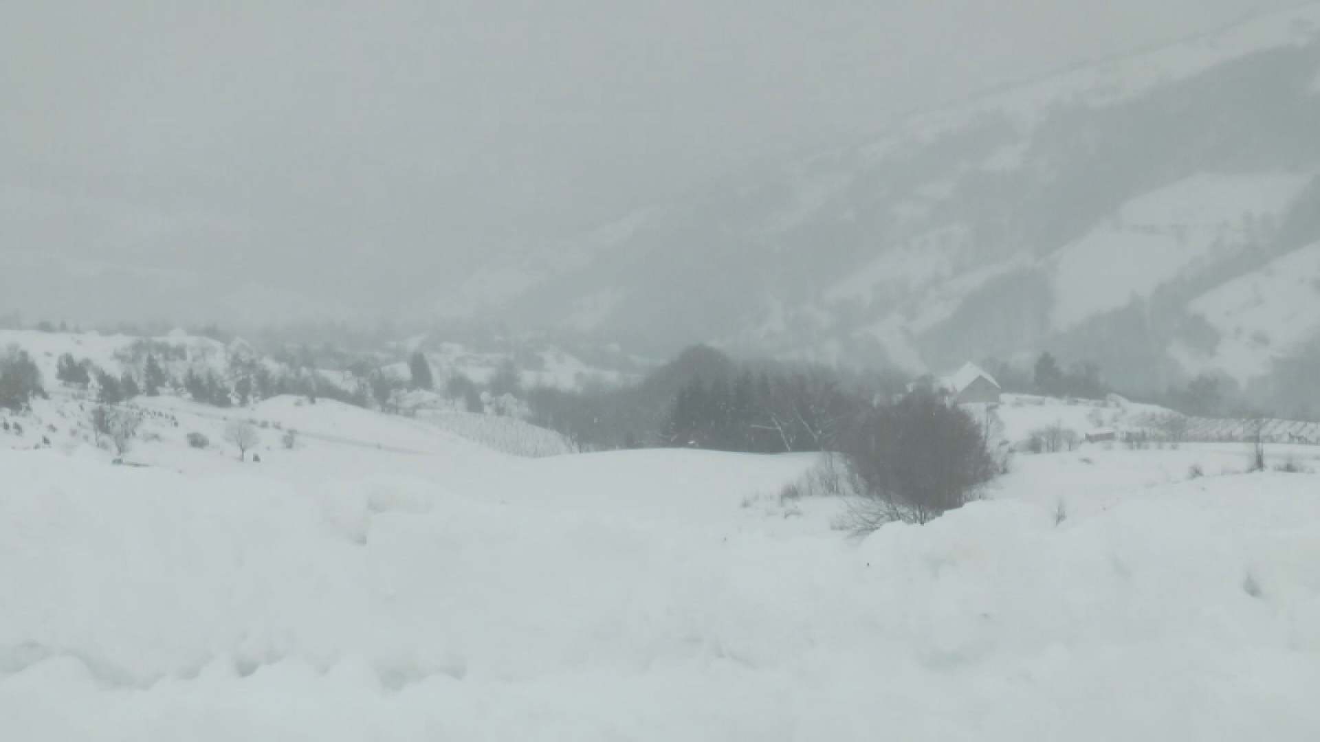 Око 6000 становника оковано снегом и минусом, страх од нових падавина