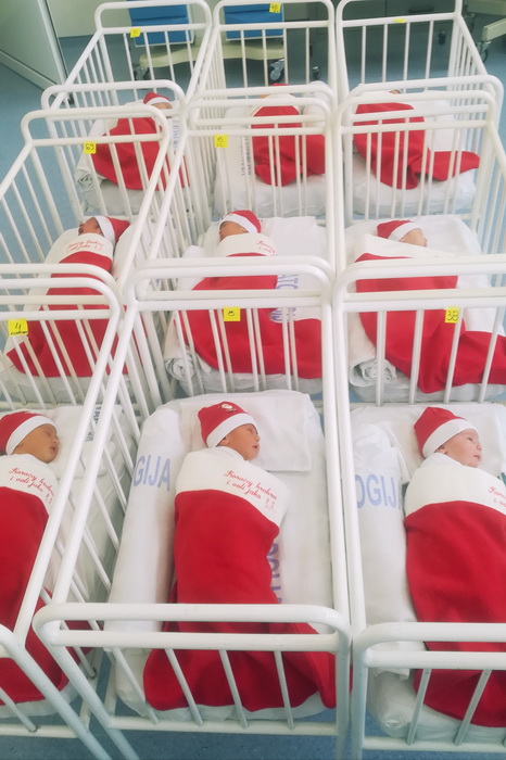 Чачанске бебе као Деда Мразићи најлепши поклон за празнике 