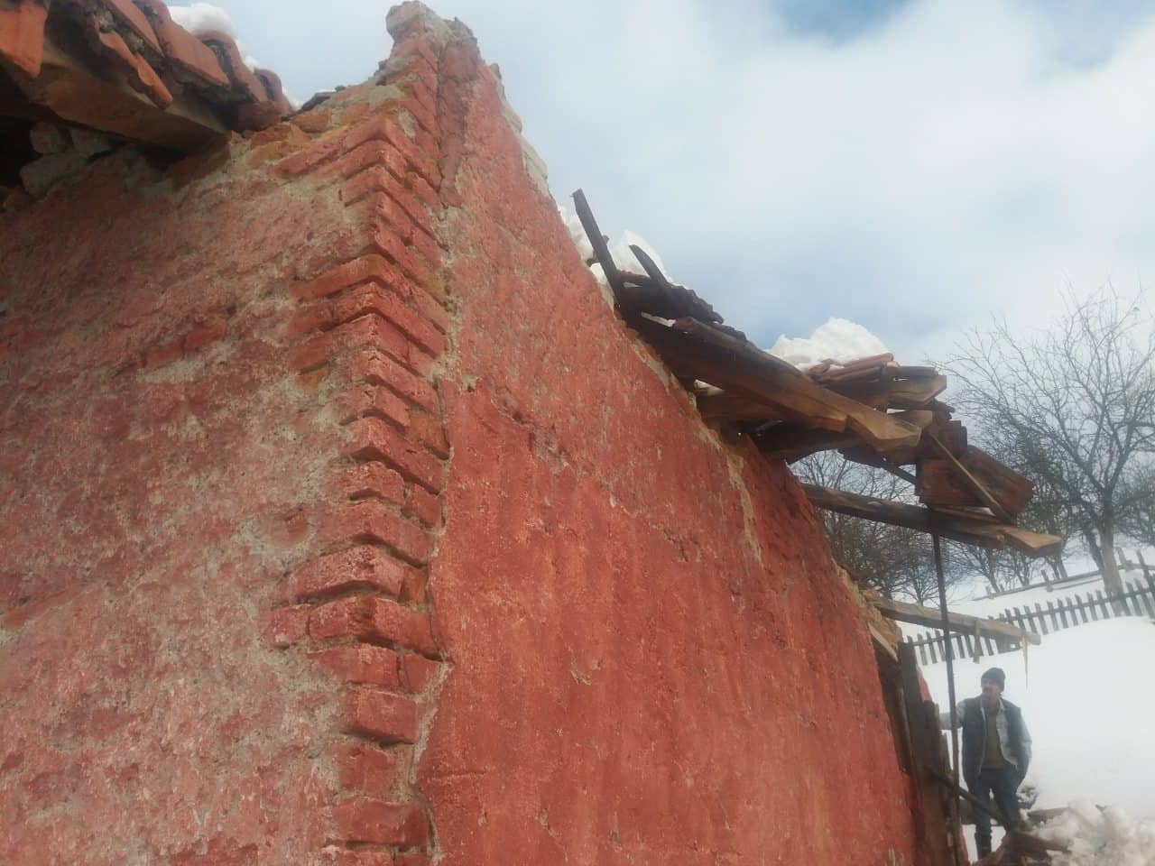  Снег проломио кров: Радомир Луковић од ноћас бескућник