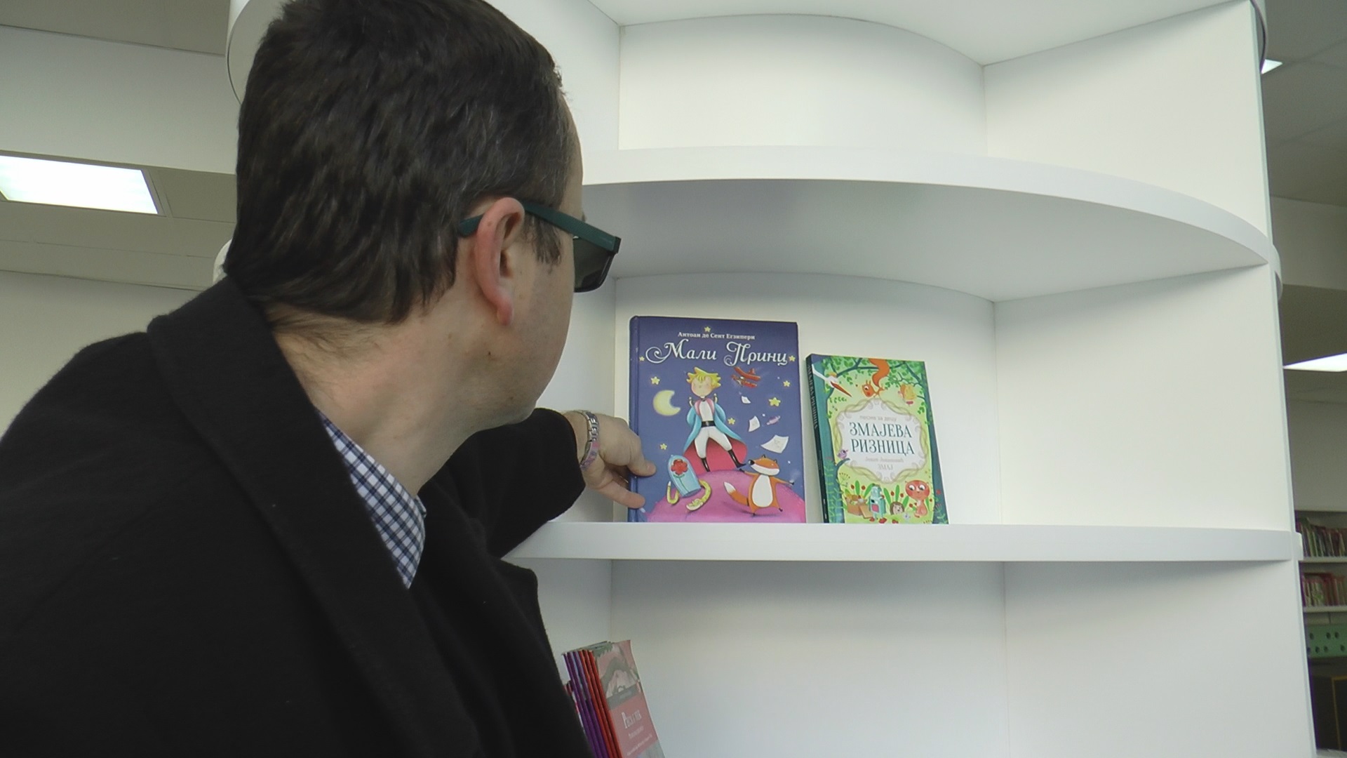 Најмлађи Чачани из руке у руку у живом ланцу преселили књиге у нову зграду библиотеке