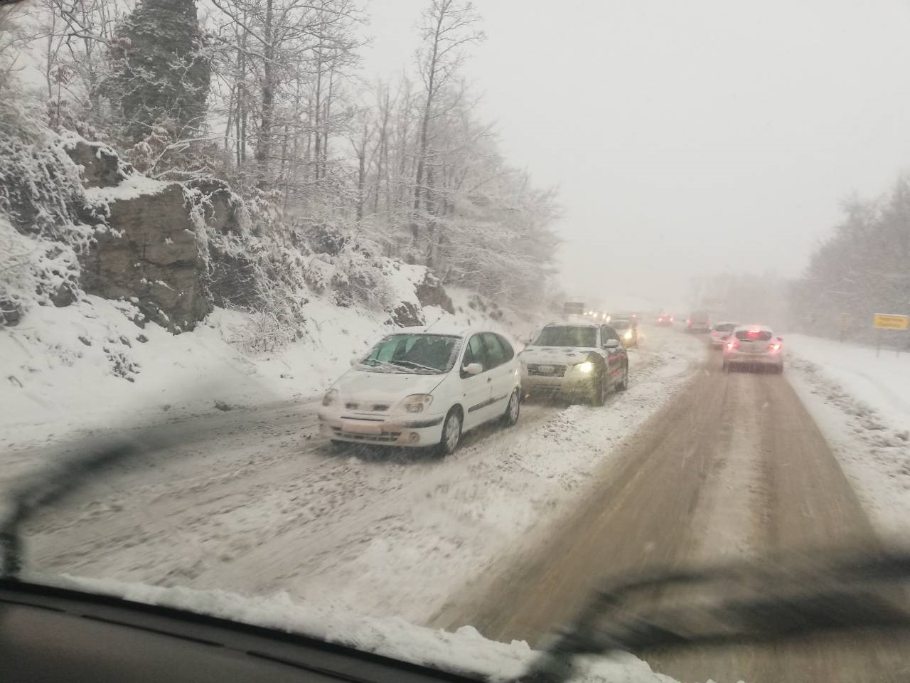 Колапс на Златибору, снежна вејавица  и судар два аутомобила проузроковали застој у саобраћају 