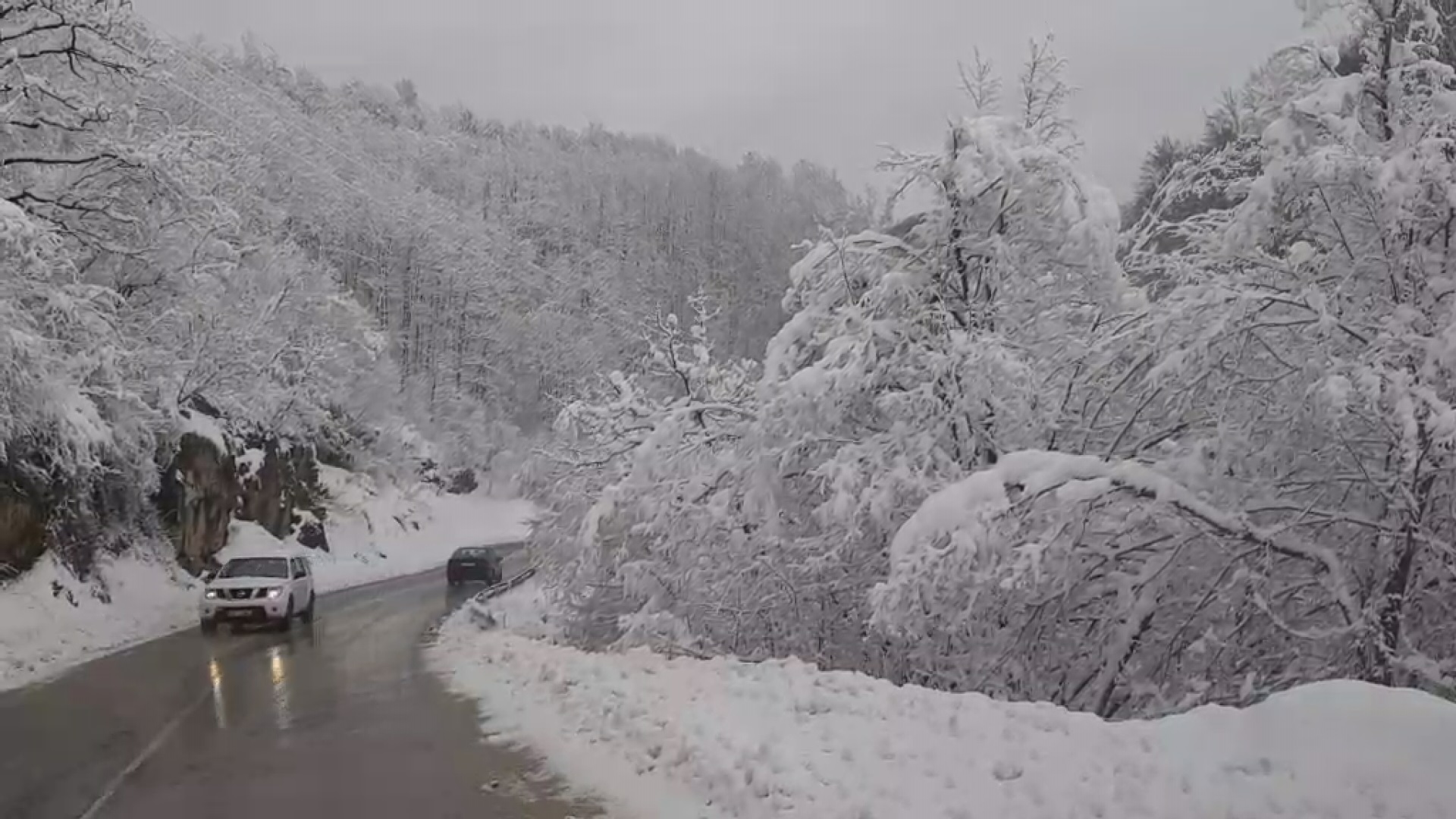 Пола метра снега током ноћи пало у планинским селима, јак ветар отежава рад путарских служби 
