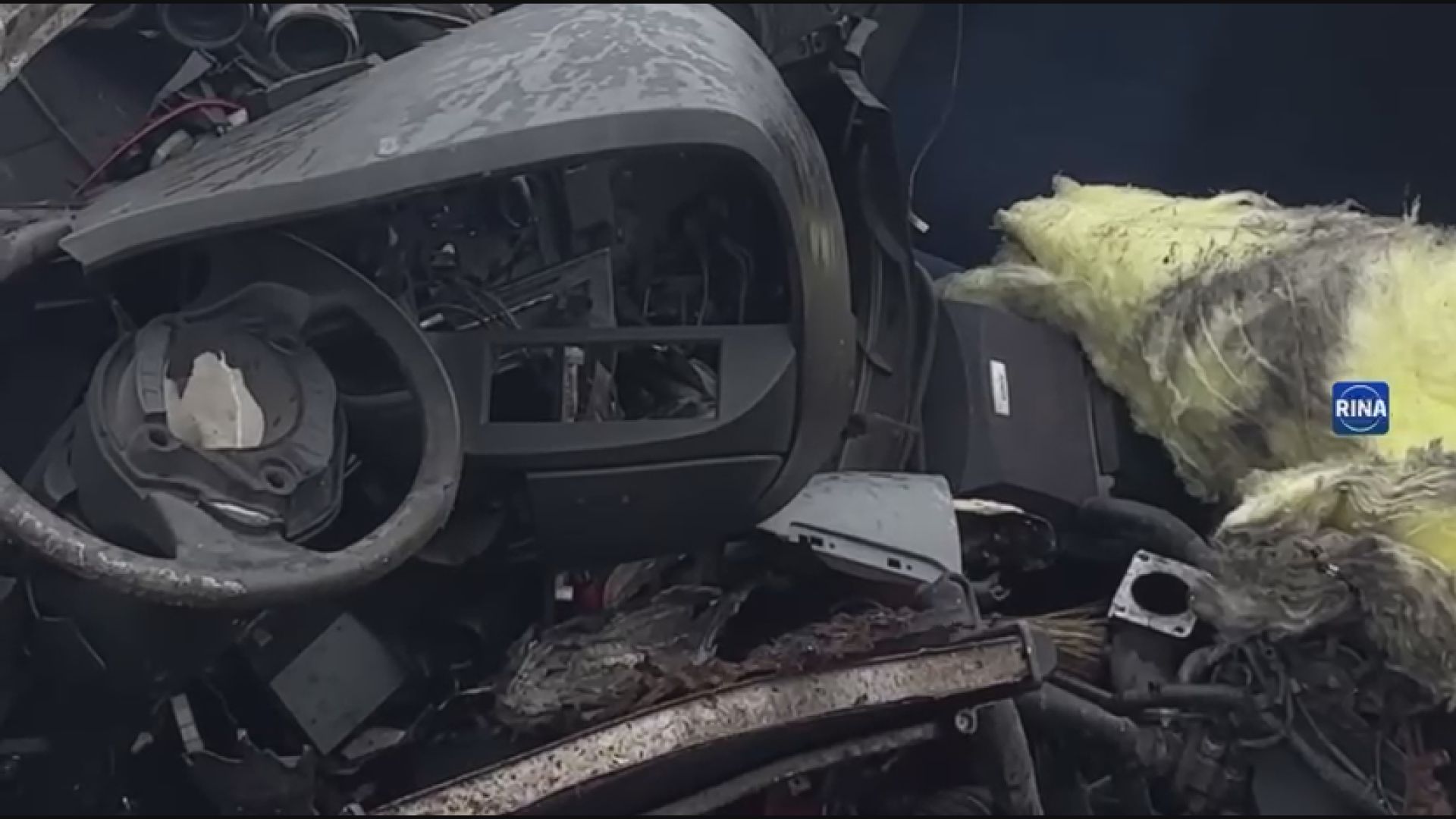  Kombi na koji je naleteo voz prepolovljen i smrskan, vozač preminuo u bolnici: Ovo su slike sa lica mesta železničke nesreće kod Čačka (FOTO)(VIDEO)