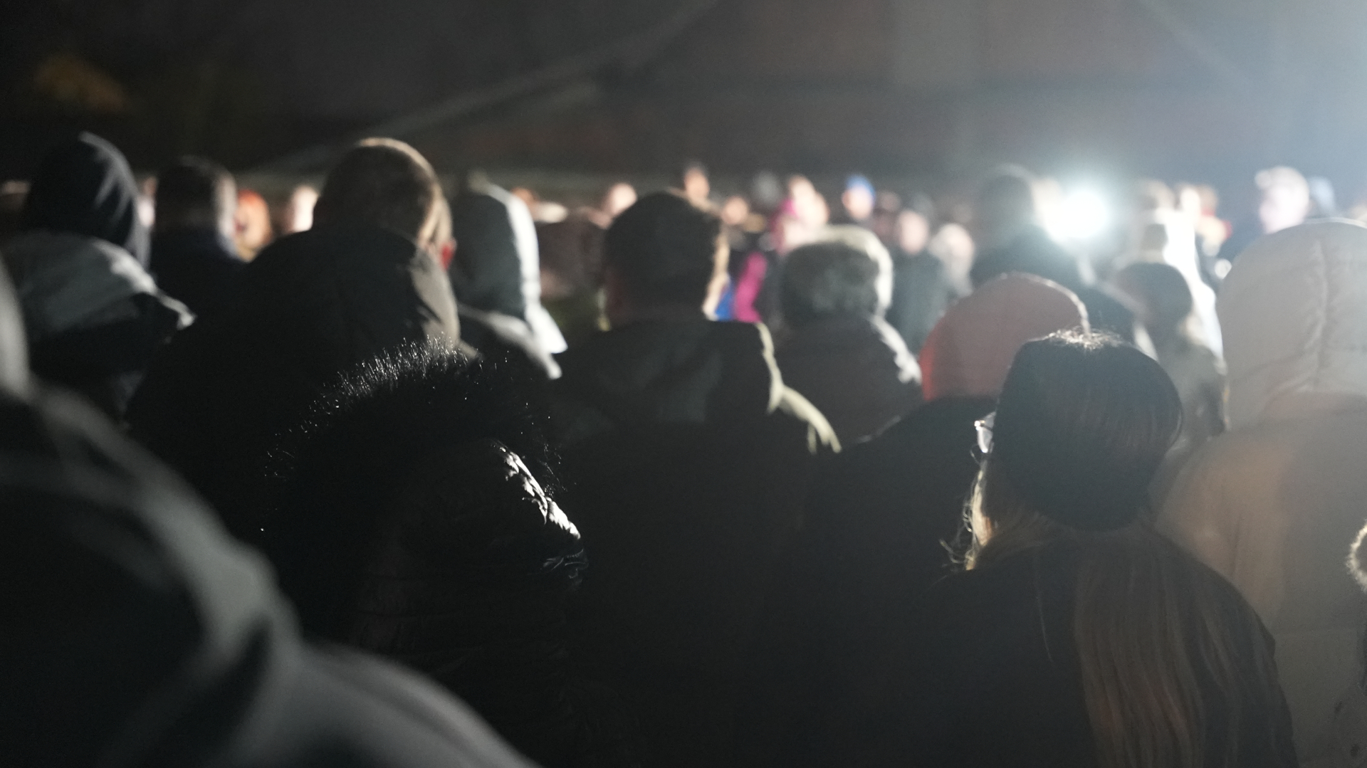 Tužna slika ispred čačanske bolnice: Porodica, prijatelji i građani se okupili i traže odgovore - zašto malene Eme više nema (FOTO)(VIDEO)