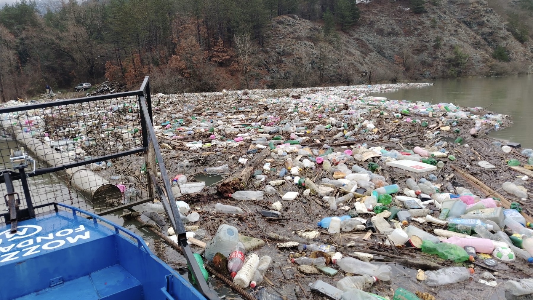 Na obali Lima iskopali rupu i tu zakopavaju smeće: Dramatični snimci u Bijelom Polju, ekološka bomba može da eksplodira u Srbiji (VIDEO) 
