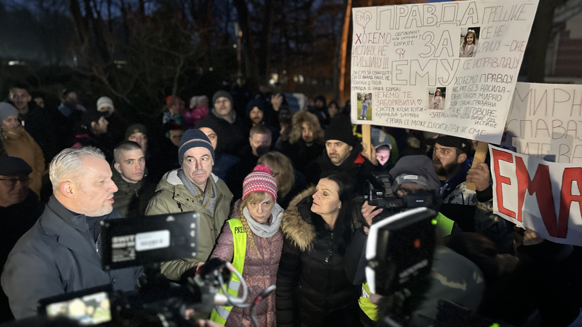 Ema bila ponovo intubirana, dva anesteziologa i kardiolog odmah upućeni u salu: Pred okupljeni narod izašao direktor čačanske bolnice - ovo su njegove reči (FOTO)(VIDEO)