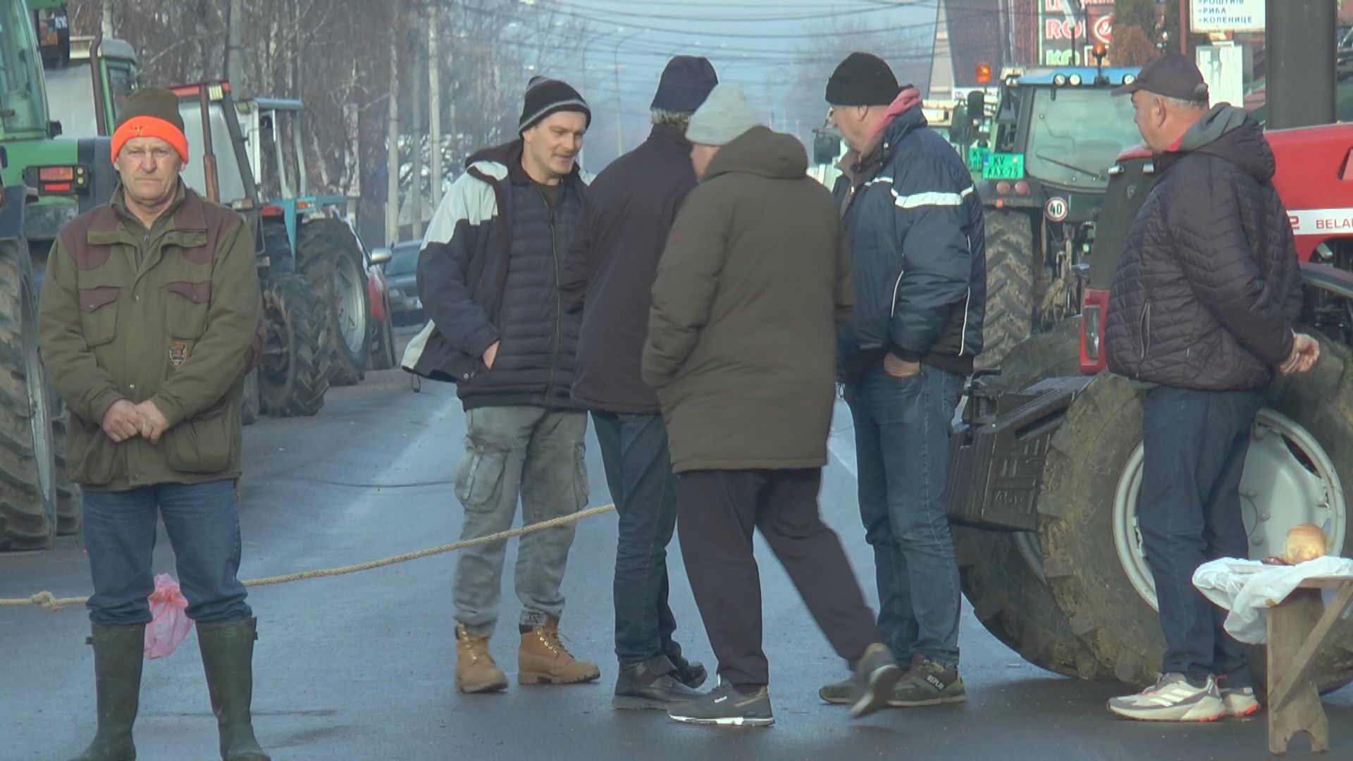 Protest mlekara u Mrčajevcima: Prosuto na litre mleka, saobraćaj u prekidu (FOTO)(VIDEO)