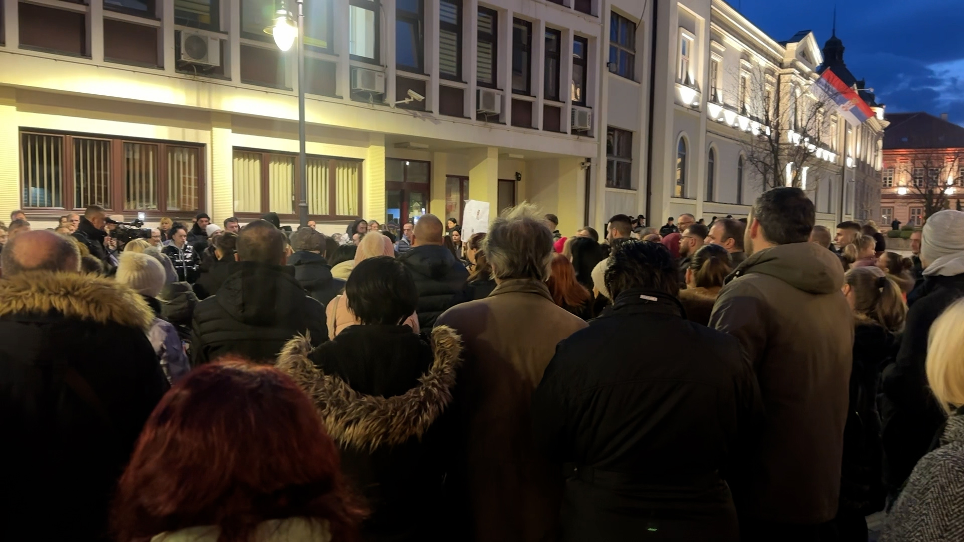 Tužna slika iz Čačka, beli baloni poleteli u nebo za Emu: Okupljeni građani poručili - nismo nikakva rulja, samo želimo znati zašto je dete umrlo (FOTO)(VIDEO)