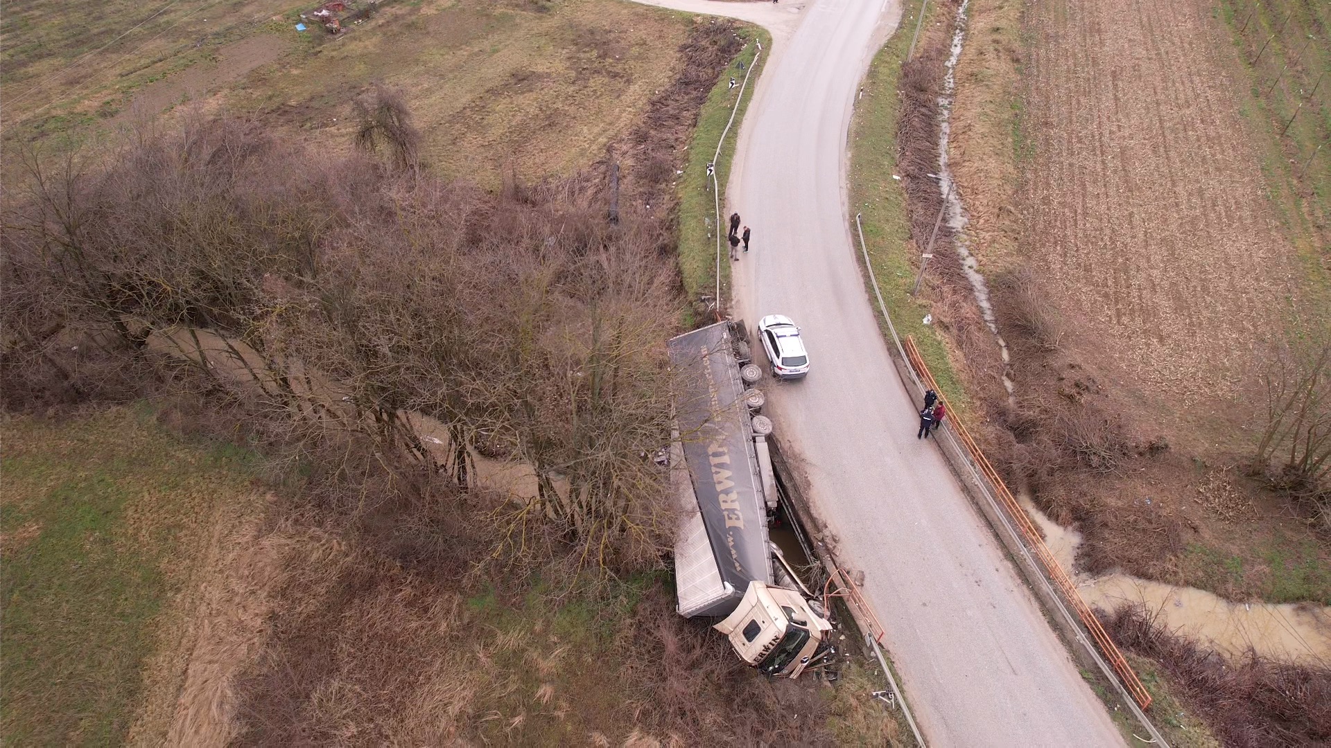 Šleperom probio bankinu i sleteo u potok: Saobraćajna nezgoda na starom putu Čačak - Kraljevo, saobraćaj obustavljen (FOTO)(VIDEO)