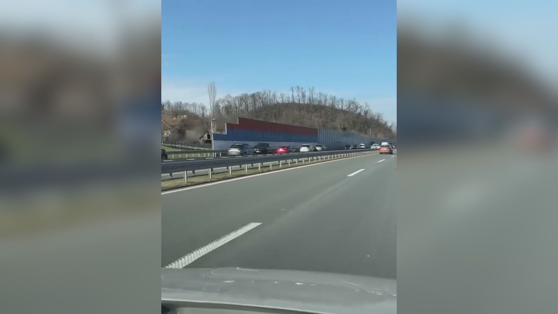 Uznemirujuće scene na auto-putu: Vozači nisu hteli da čekaju zbog nezgode -  krenuli da voze u suprotnom smeru (FOTO)(VIDEO)