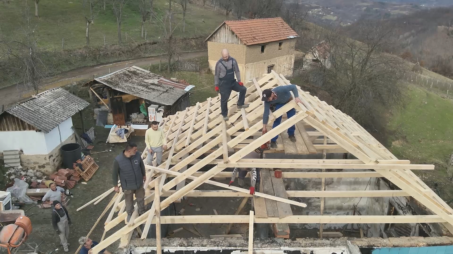 "Ostali su samo zidovi, ne spavamo više u kući": Braći Mitrović kod Bajine Bašte stižu bolji dani, nakon požar kreće obnova njihovog doma (FOTO)(VIDEO)