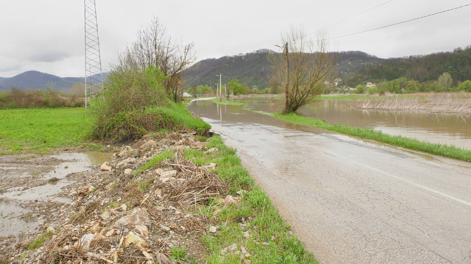 Izlivanje reke Botunje kod Čačka: Obilne padavine povisille vodstaj na vodotokovima drugog reda i napunile kanale za odvod (VIDEO)