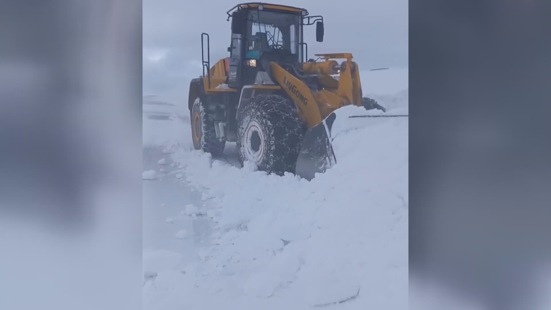 Zavejana kritična deonica preko Golije: Jak vetar pravi smetove visine nekoliko metara, vozačima se savetuje da ovuda ne kreću na put (FOTO)(VIDEO)