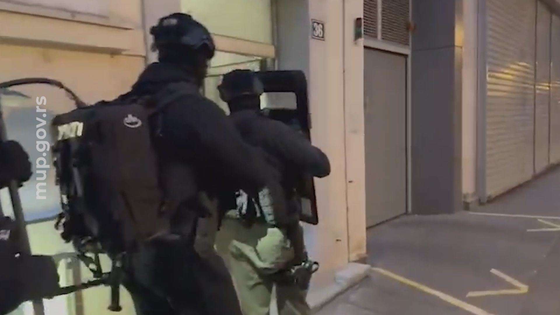 Policija uhapsila devet osoba zbog krijumčarenja više od 70 migranata