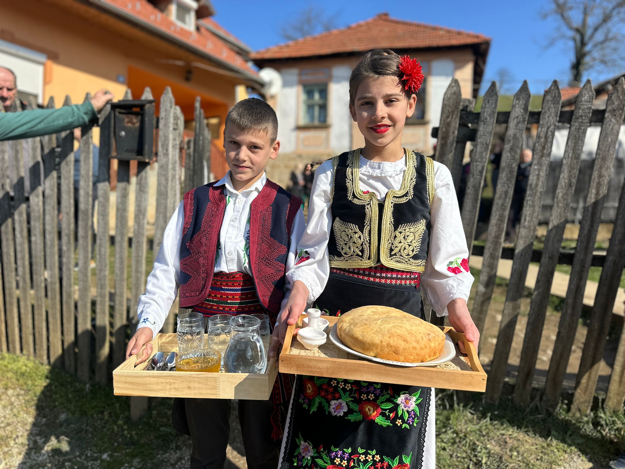  Braća Srđan i Dejan ostali na dedovini: Sada pod krovom sedmoro dece a u štalama preko 100 grla stoke - prelepa slika iz Viče (FOTO)(VIDEO)