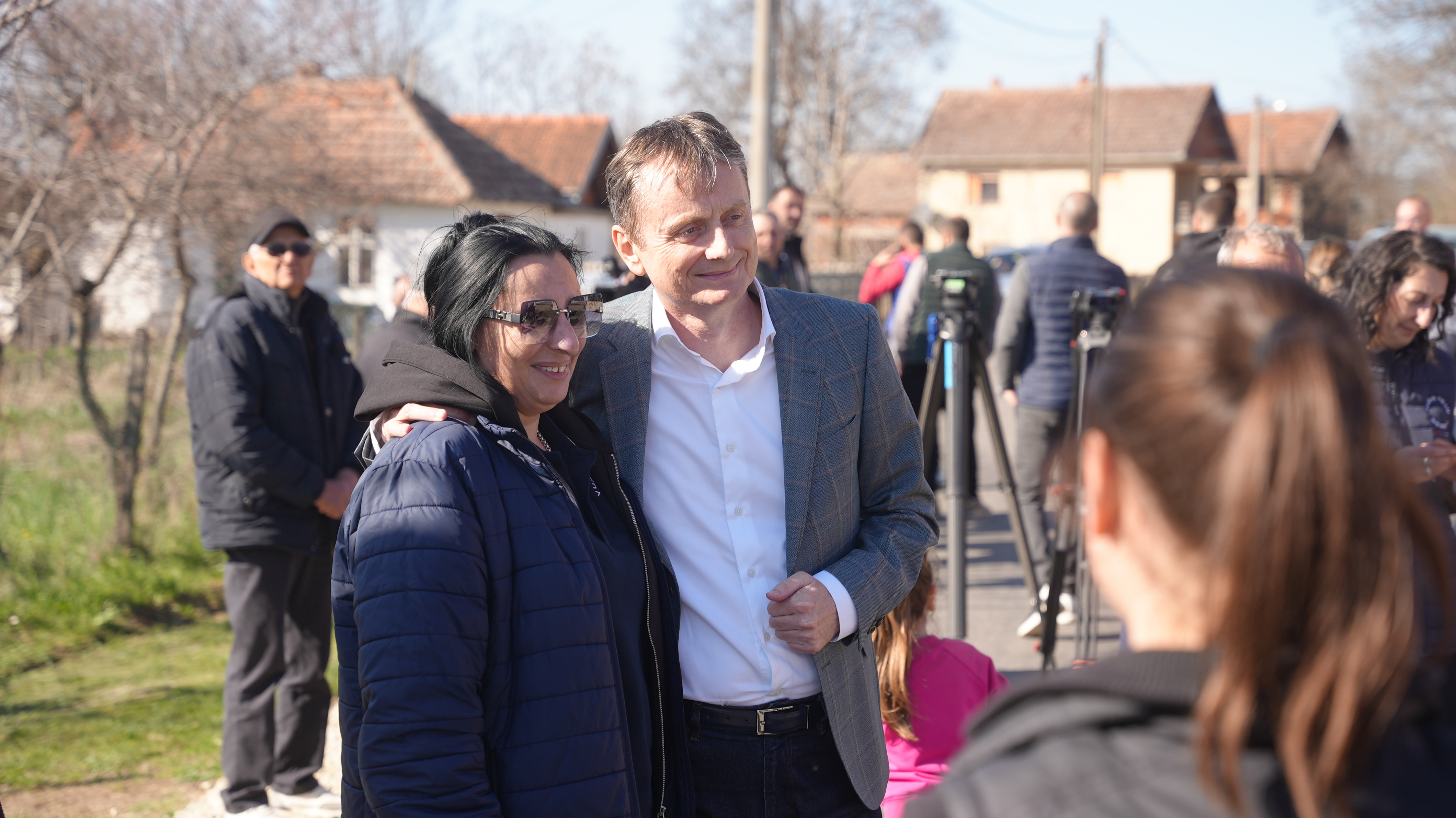 Neverovatan podatak: U selu Kusadak za dve godine rođeno čak 300 mališana i to država zna da ceni - meštani umesto prašine i blata dobili asfaltiranu glavnu ulicu (FOTO)(VIDEO)