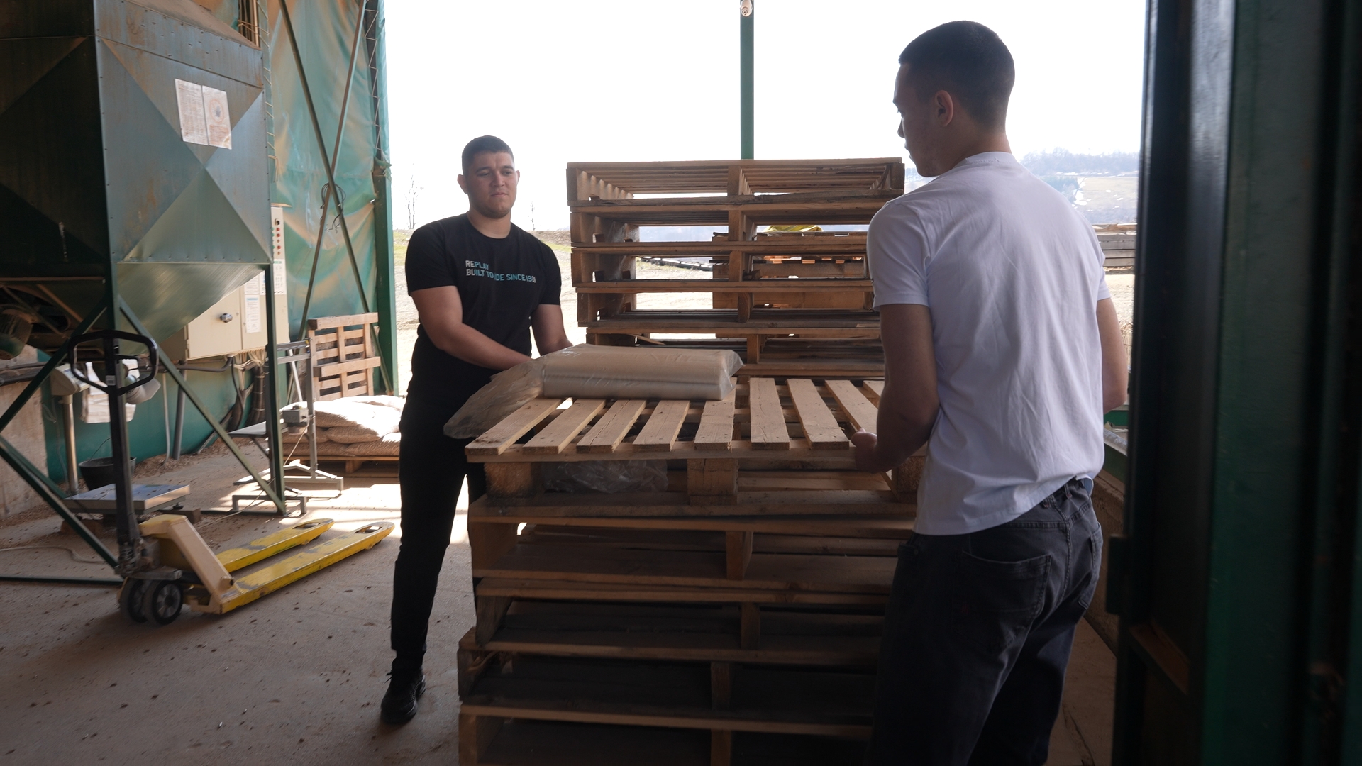 Tri brata ostala na dedovini i imaju dobar biznis: U Zarožju živi omladina za ponos Srbije i država to zna da ceni - nakon decenija čekanja rekonstruiše se ključna deonica puta  (FOTO)(VIDEO)