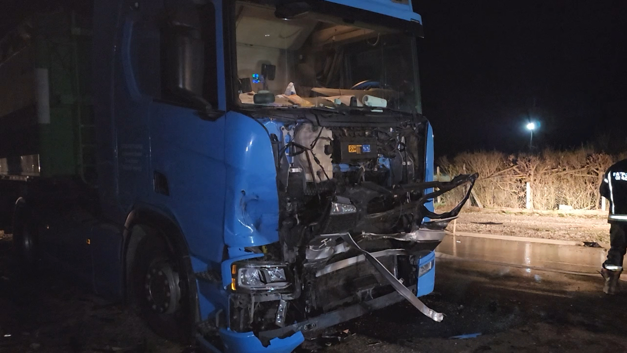 Audi se zakucao u kamion: Teška nezgoda kod Novog Pazara, ima povređenih (FOTO) 