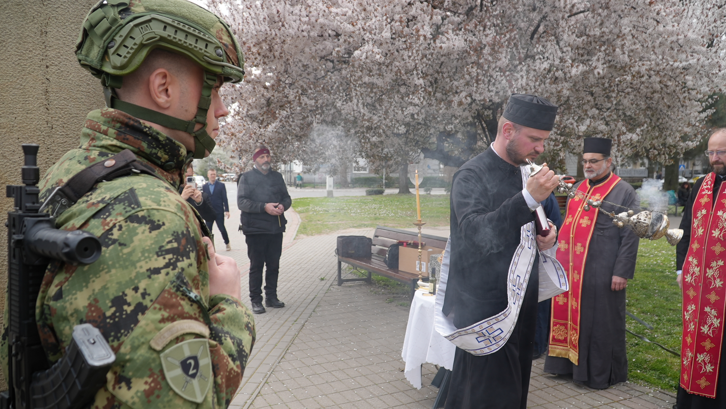 Posledice bombardovanja osiromašenim uranijumom i danas osećamo: U znak sećanja na žrtve NATO agresije položeni venci u centru Čačka (FOTO)(VIDEO)