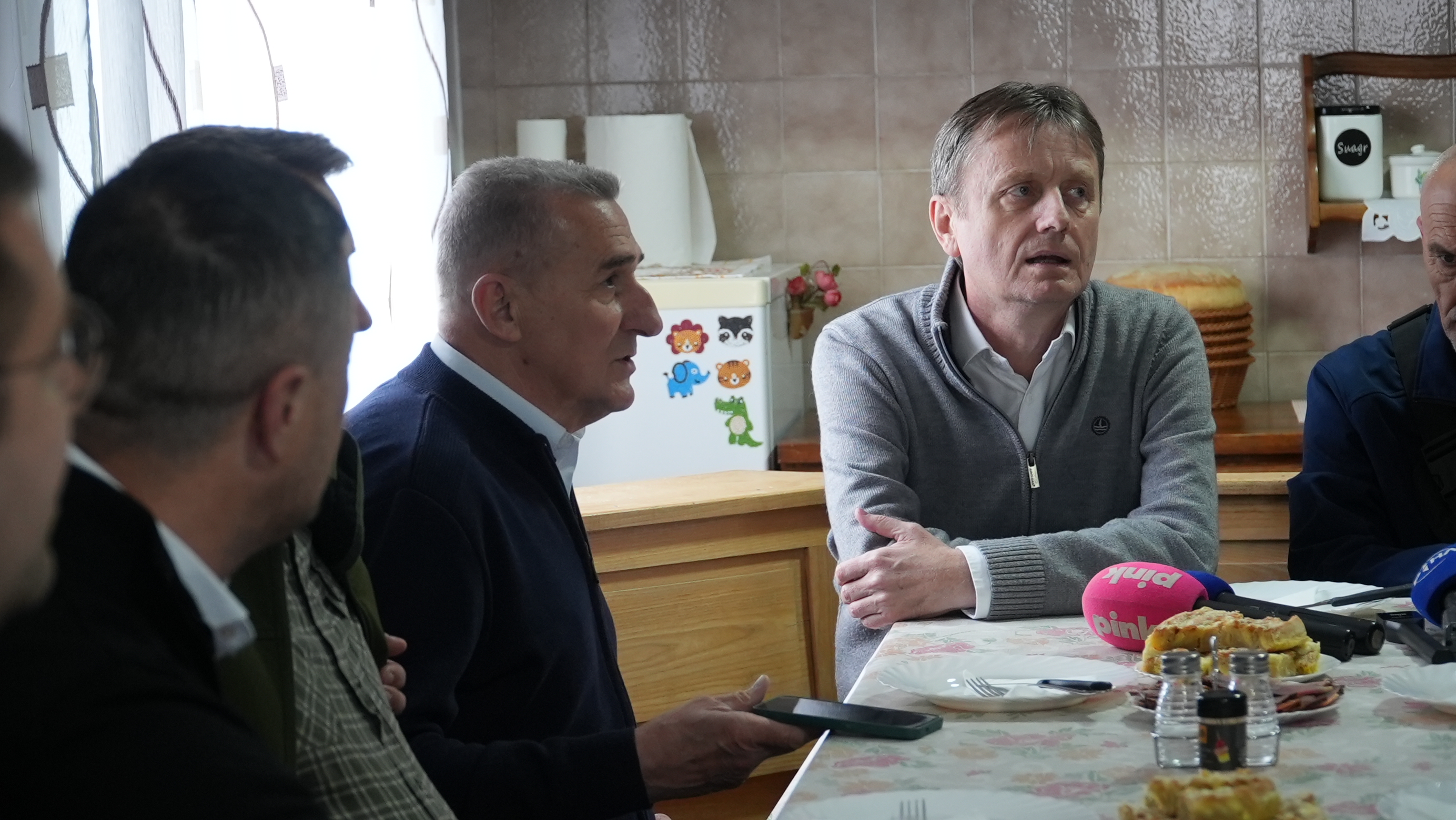 Iz grada dolaze kod njih da rade u selu: Vredni Jovanovići godišnje prerade preko 2.000 trupaca, ostali na dedovini - razvijaju biznis i ne žale se (FOTO)(VIDEO)