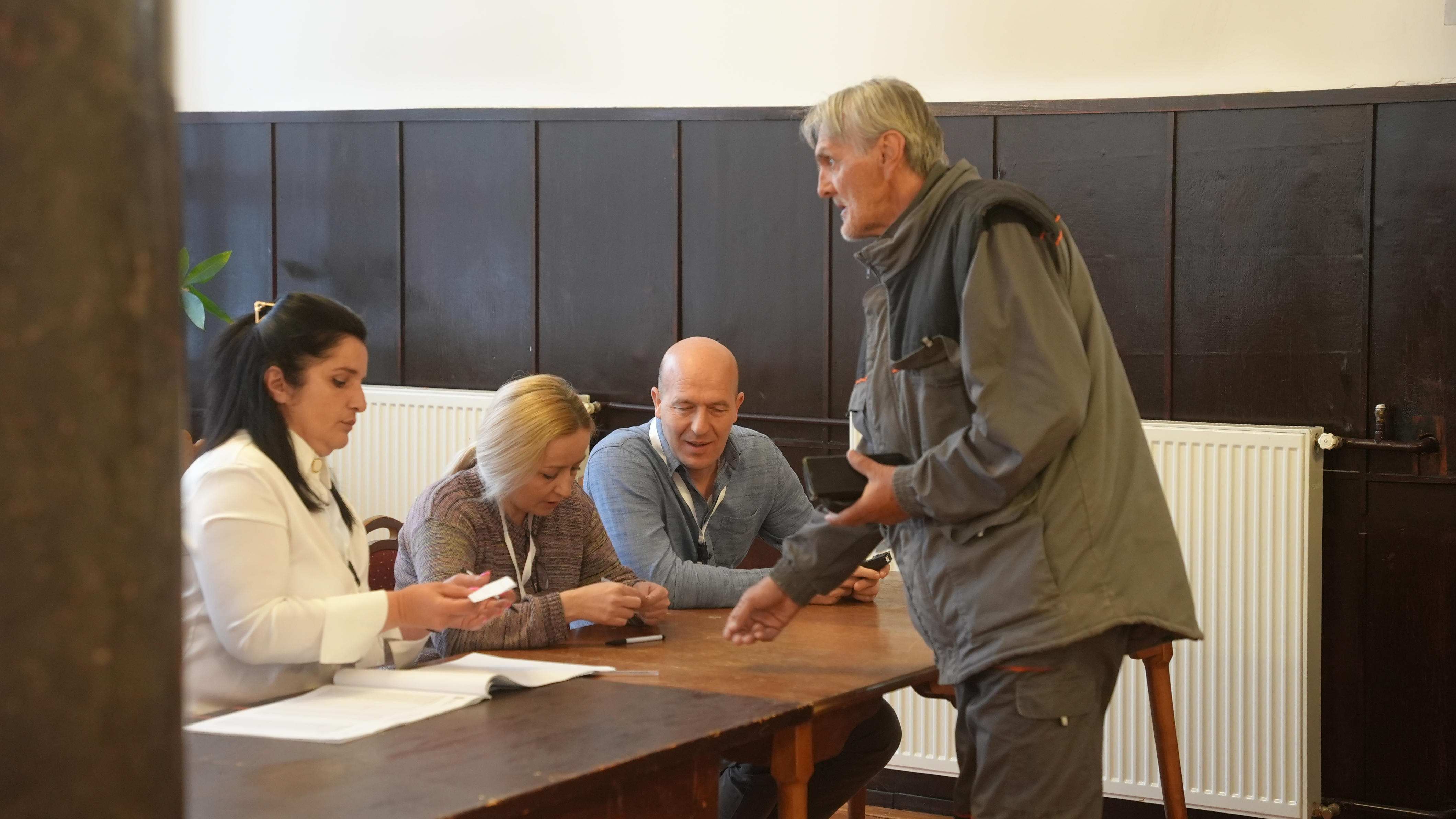 Otvorena birališta širom Srbije: Velika gužva u Lučanima od ranog jutra - ovo su slike sa lica mesta (FOTO)(VIDEO)