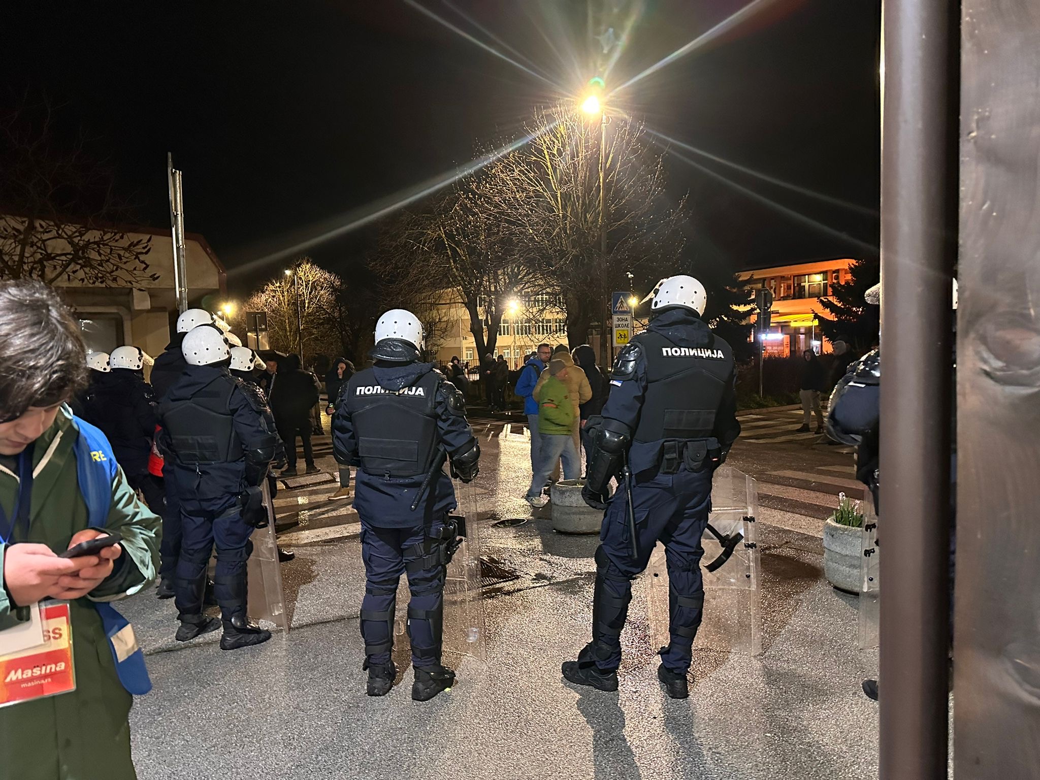 Kordon policije u centru opštine, blokaderi skandiraju: Situacija u Lučanima već na ivici incidenta, čekaju se prvi rezultati lokalnih izbora (FOTO)(VIDEO)