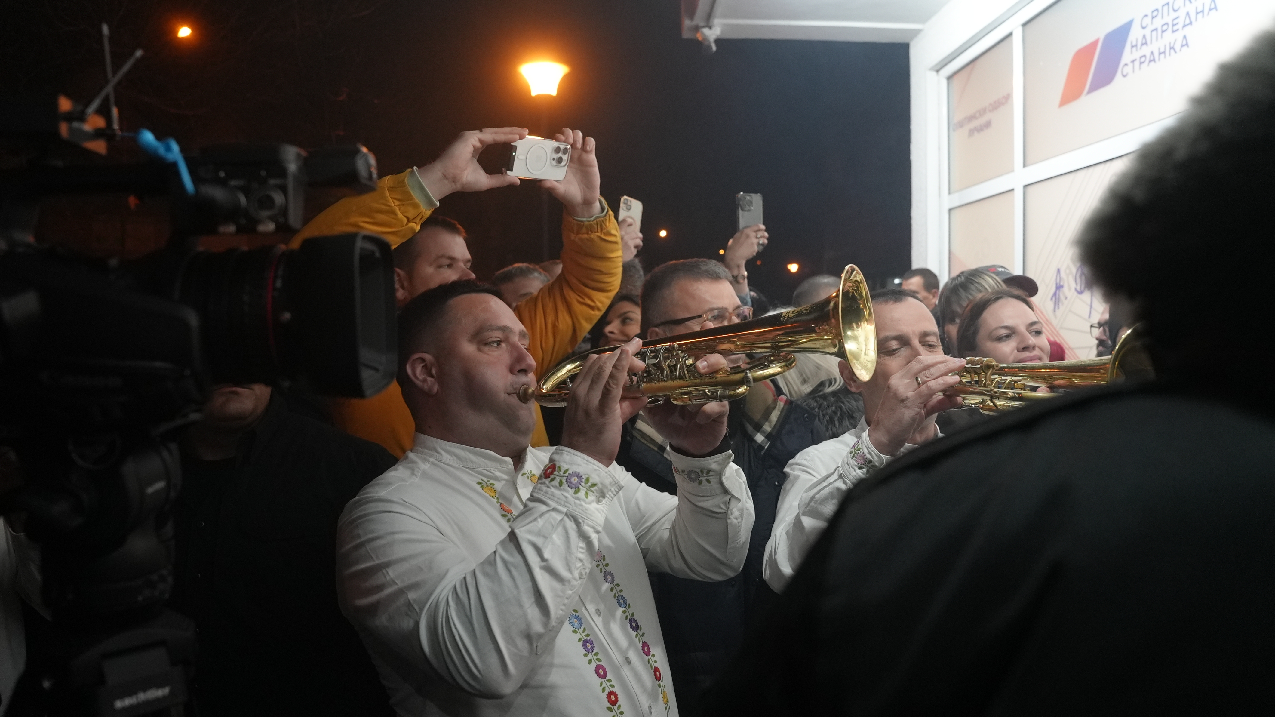 Trubači i baklje, ovako SNS slavi ubedljivu pobedu u Lučanima: Glišić kaže - nikad nismo dobili veći broj glasova ovde, blokaderima je odzvonilo (FOTO)(VIDEO)
