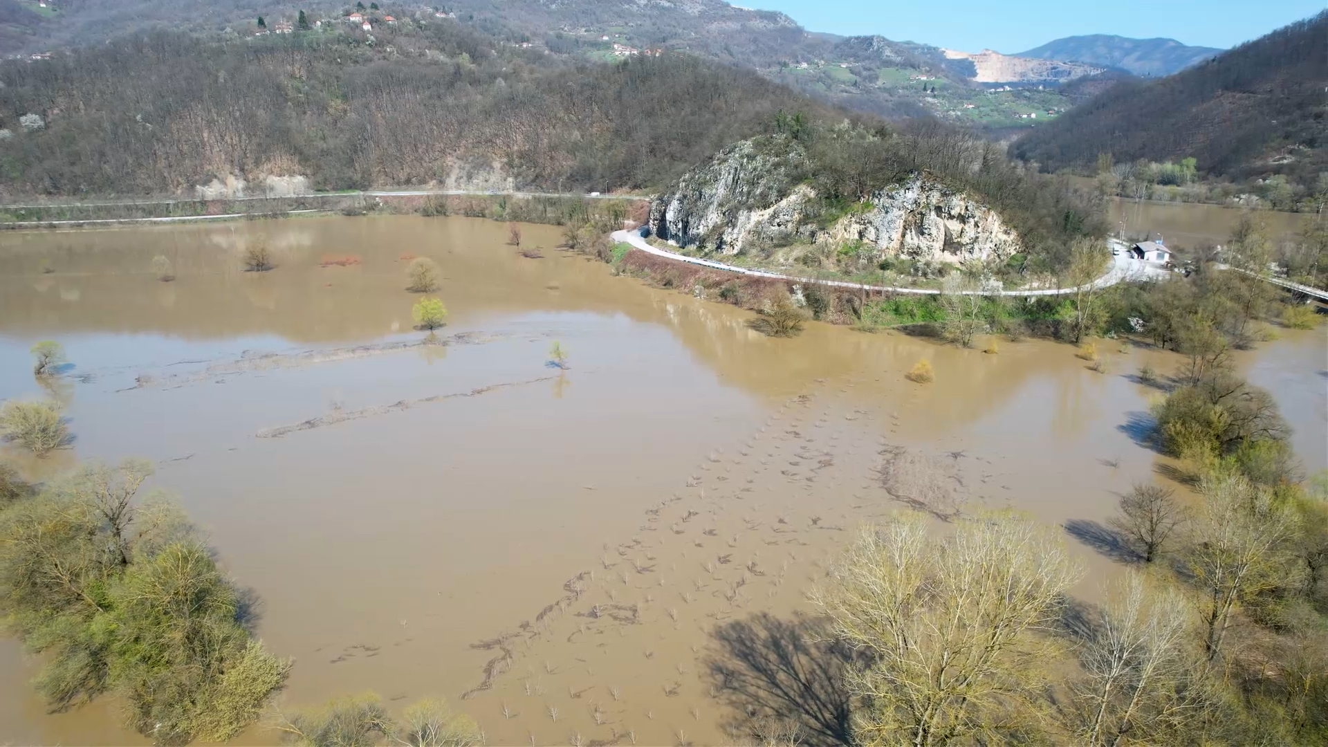 Dramatične slike nakon plavljenja: Evo kakvo je stanje trenutno u Lučanima - jedan lokalni put u prekidu, za sada nema ugroženih kuća (FOTO)(VIDEO)