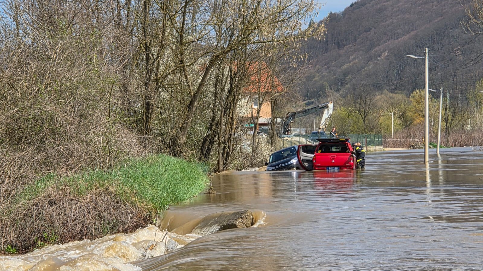 Ostali zarobljeni, izvlačili ih spasioci: Drama u selu kod Požege, vozilo se zaglavilo u vodi na putu usled poplava (FOTO)(VIDEO)