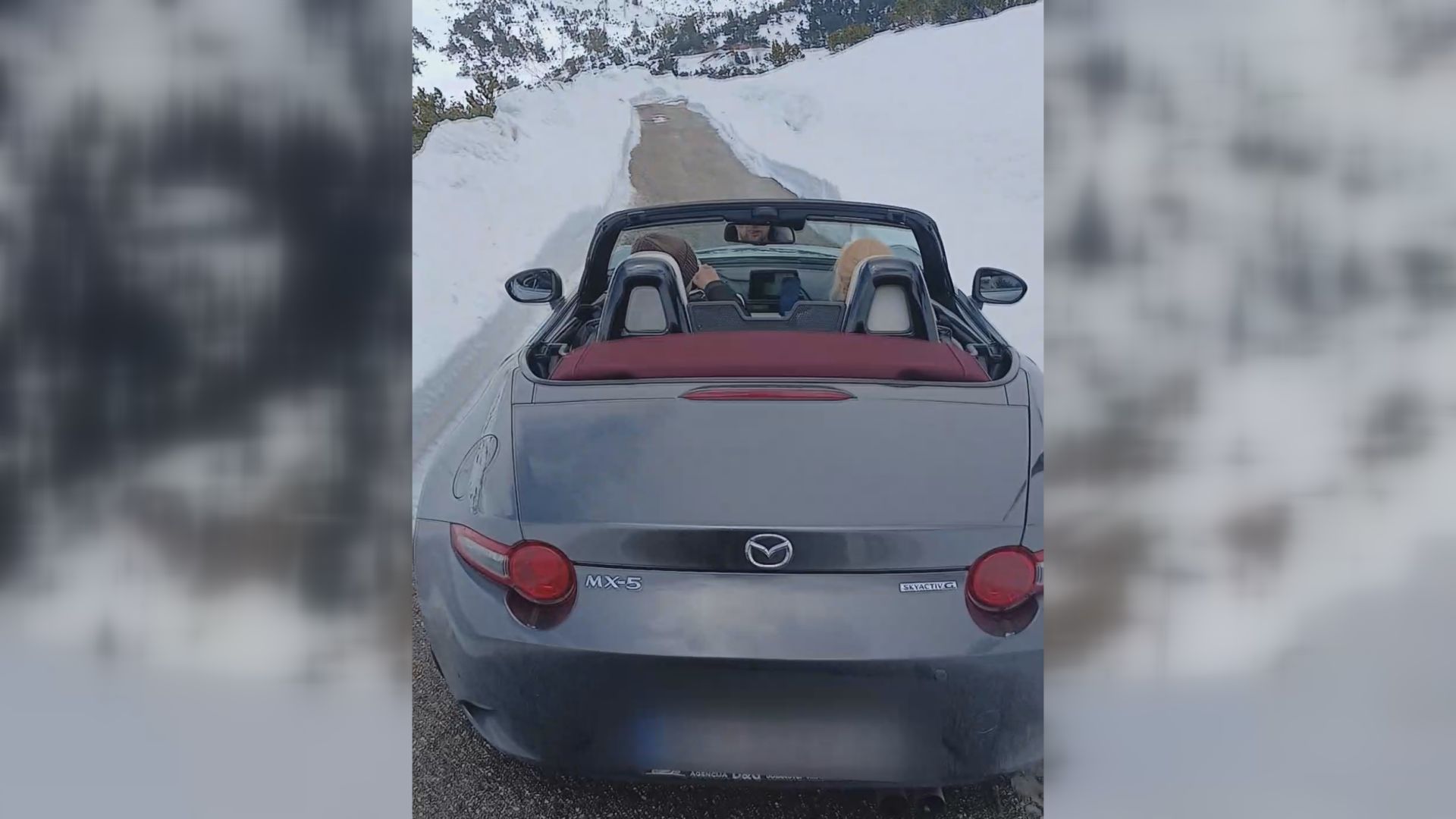 Neverovatna slika sa Male Crne Gore: Iako je proleće gore sneg od metar, meštani sami skupili pare i platili čišćenje puta da ne budu odsečeni od sveta (VIDEO)