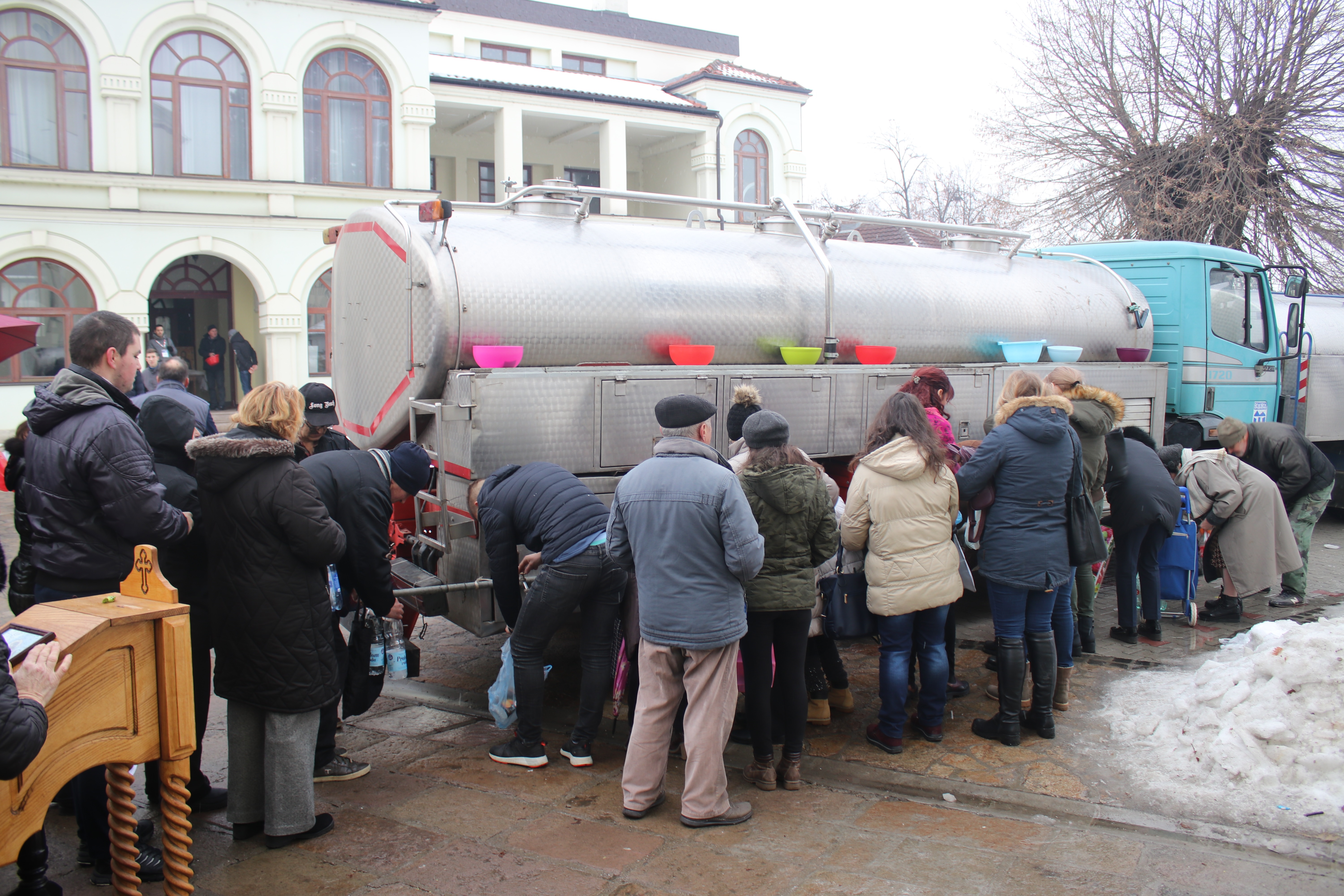 СПЦ и верници данас прослављају Богојављење