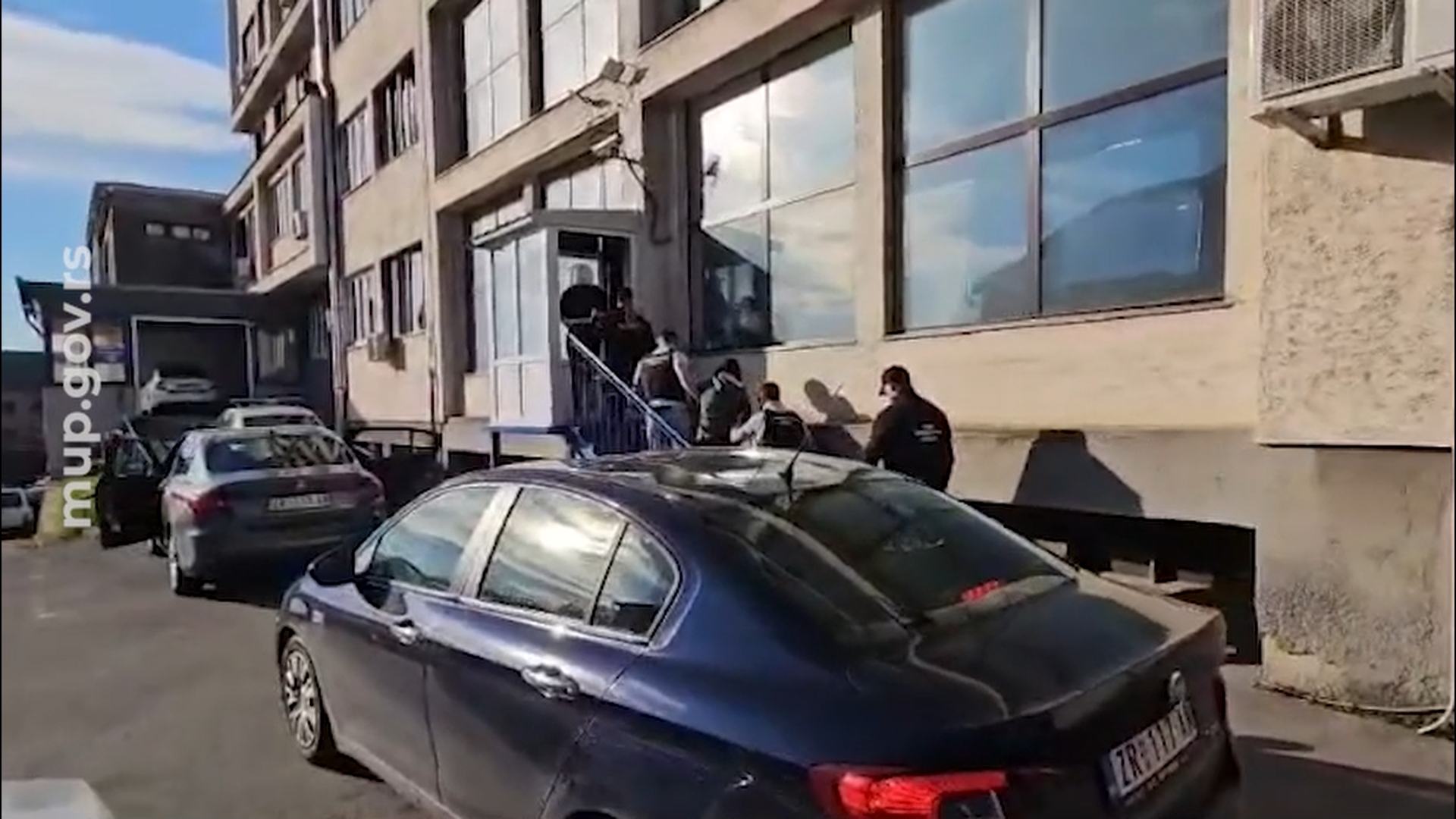 Uhapšeni zbog poreske prevare teške više od 549 miliona dinara traga se za još jednim osumnjičenim