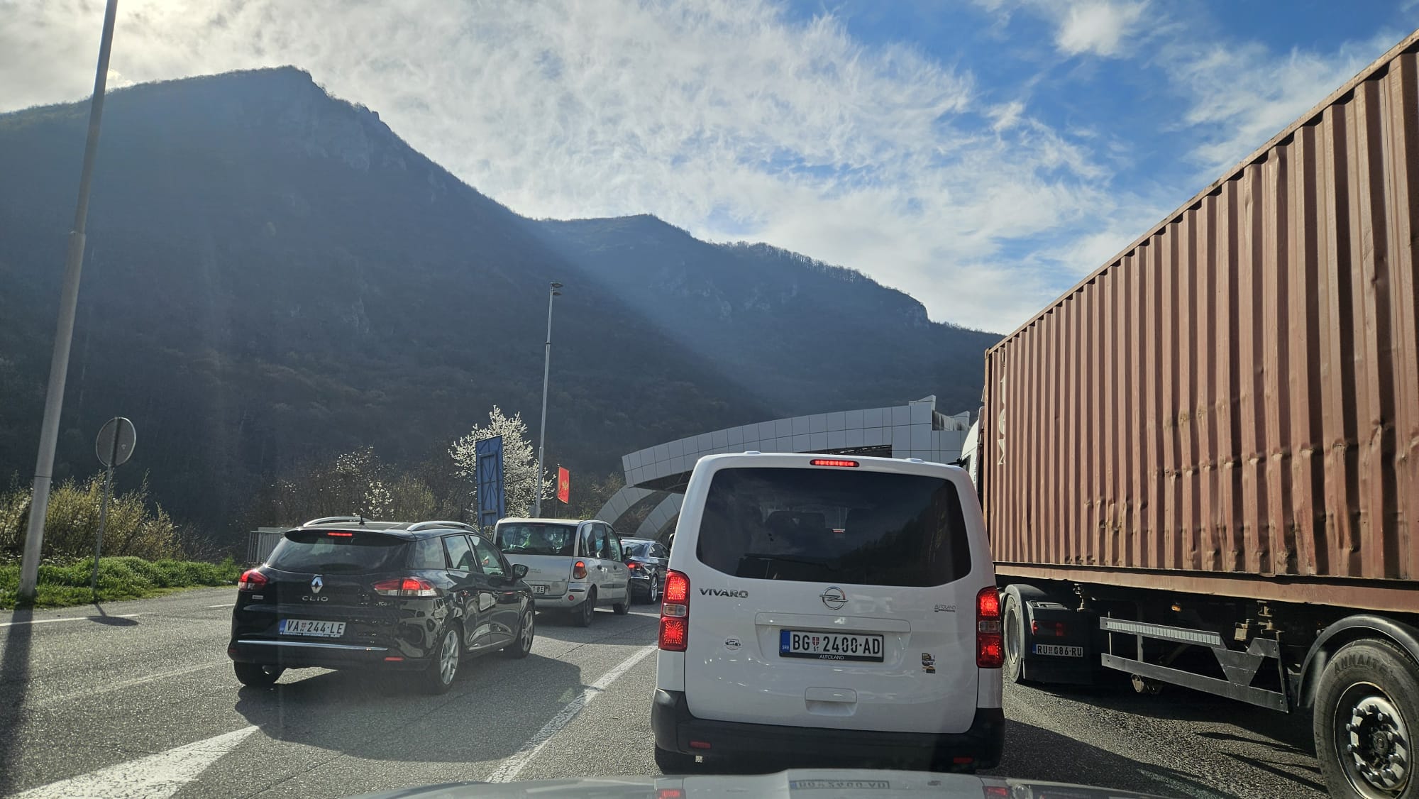 Jedino ka Crnoj Gori nema gužvi: Praznična saobraćajna euforija je počela, kolaps na graničnim prelazima