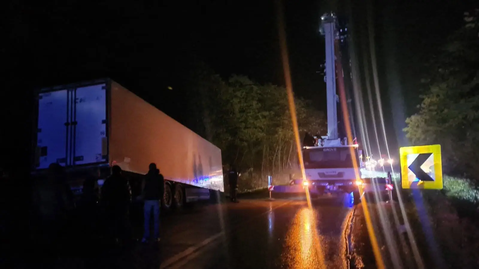 Potpuni kolaps na ovoj deonici: Saobraćaj na starom putu Čačak–Kraljevo još uvek obustavljen,  šleper ni posle više sati nije izvučen (FOTO)