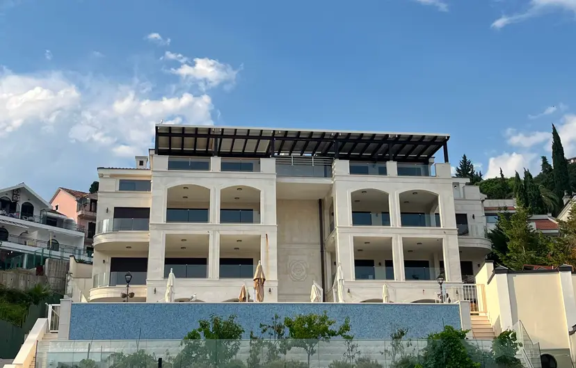 Zidovi u staklu, ogroman bazen i papreno skupe palme: Ovako u jeku sezone izgleda raskošna vila Karića u Herceg Novom - prelepa ali potpuno prazna (FOTO)