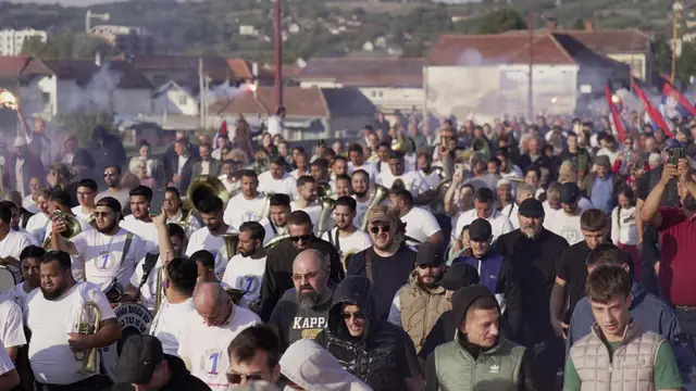 Hiljade ljudi čeka Aleksandra Vučića u Čačku / foto: RINA