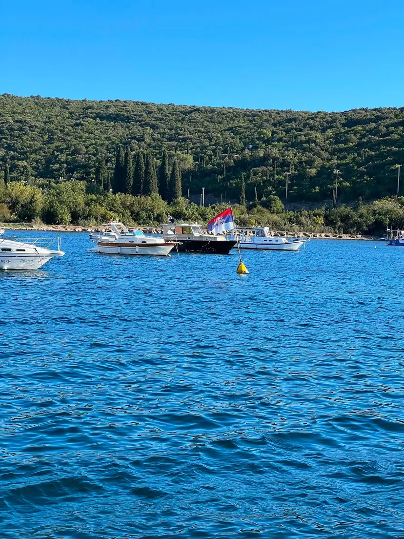 Ovde kao da je vreme stalo: Skriveno selo na Crnogorskom primorju je raj na zemlji, usred vode nalazi se poseban detalj (FOTO)