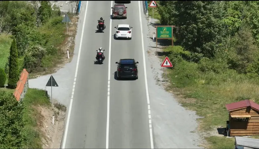 DRON SNIMAO BAHATE VOZAČE U MOJKOVCU: Kažnjeno 15 zbog opasnog preticanja, Srbin odbio test na drogu (FOTO)(VIDEO)