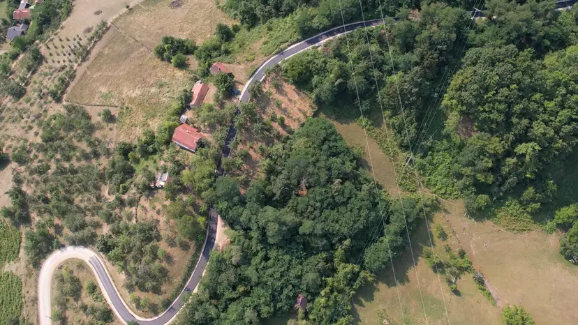 Ovo nema u Francuskoj, sve je prelepo: Došli iz Pariza i oduševili se srpskim selom - do Beserovine u srcu Tare sada stigao i asfalt (FOTO)(VIDEO)