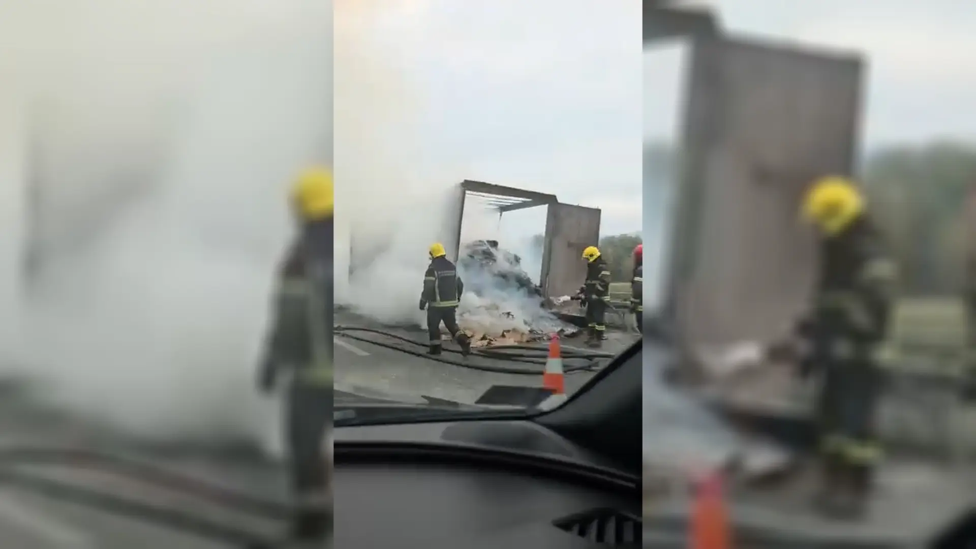 Buktinja progutala prikolicu punu robe na "Milošu Velikom: Prednji deo kamiona ostao netaknut (FOTO)(VIDEO)