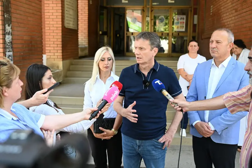 KROV PROKIŠNJAVAO, VLAGA GUŠILA ZDRAVSTVENU USTANOVU: Dom zdravlja u Knjaževcu četiri decenije čekao obnovu, Glišić poslao jasnu poruku (FOTO)