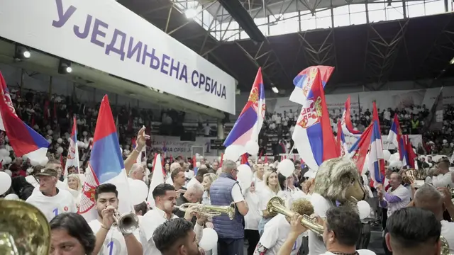 Hiljade ljudi čeka Aleksandra Vučića u Čačku / foto: RINA