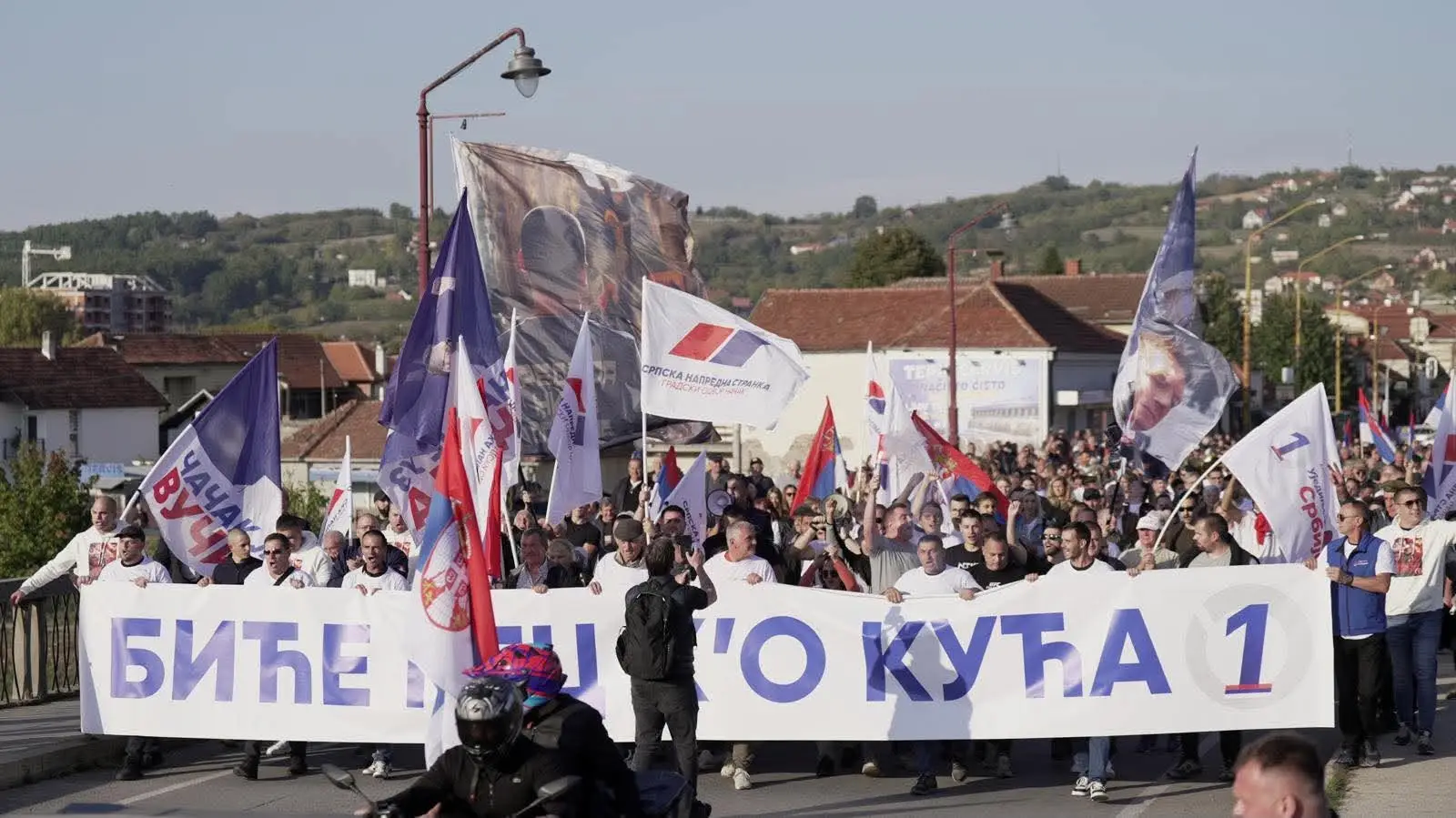 Ovako trenutno izgledaju ulice Čačka: Hiljade ljudi čeka Aleksandra Vučića, hala Borac već je krcata - ovo su slike sa lica mesta (FOTO)(VIDEO)