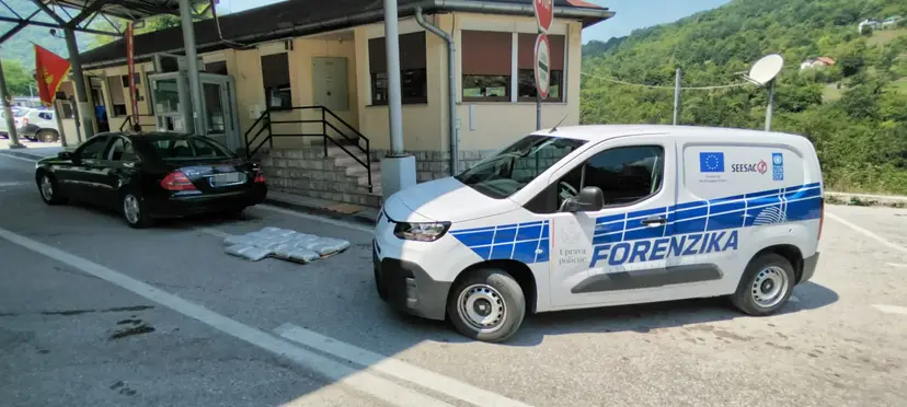 U „mercedesu“ pokušao da prokrijumčari 20 kilograma marihuane: Zećanin uhapšen na Šćepan Polju, odmah mu stavljene lisice na ruke