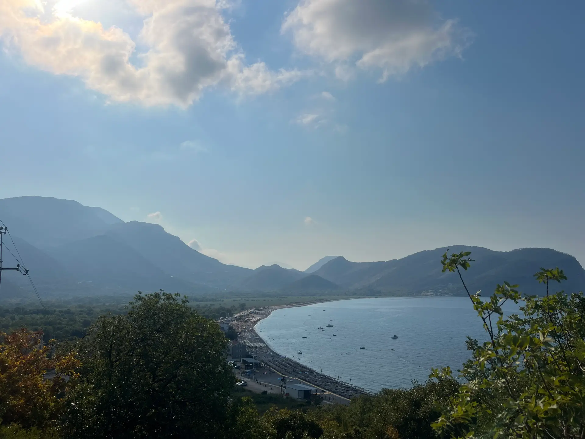 Drama na nebu iznad Budve: Pao paraglajder na Brajićima, dve osobe povređene - izvlačili ih vatrogasci spasioci