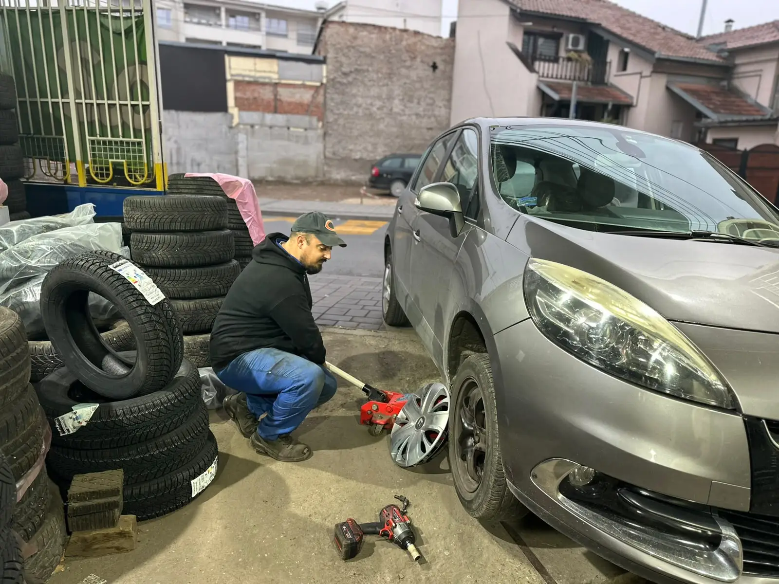 Ogromne gužve u vulkanizerskim radnjama već počele, zakuzuje se unapred: Zimske gume obavezne od nedelje - evo šta savetuje iskusni majstor (FOTO)